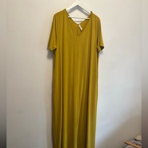 Zenana Outfitters Yellow Relaxed Short Sleeve Tee